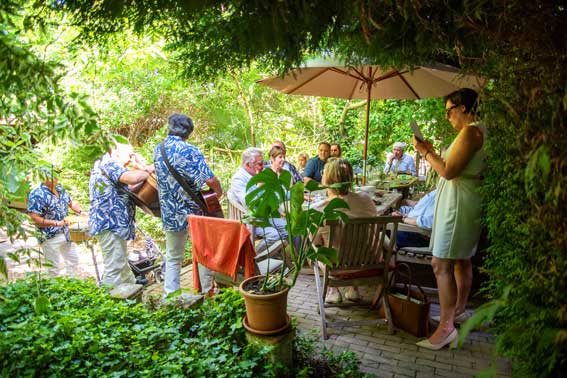 Tuinfeest als huwelijkslocatie waar een feest overdag plaatsvindt