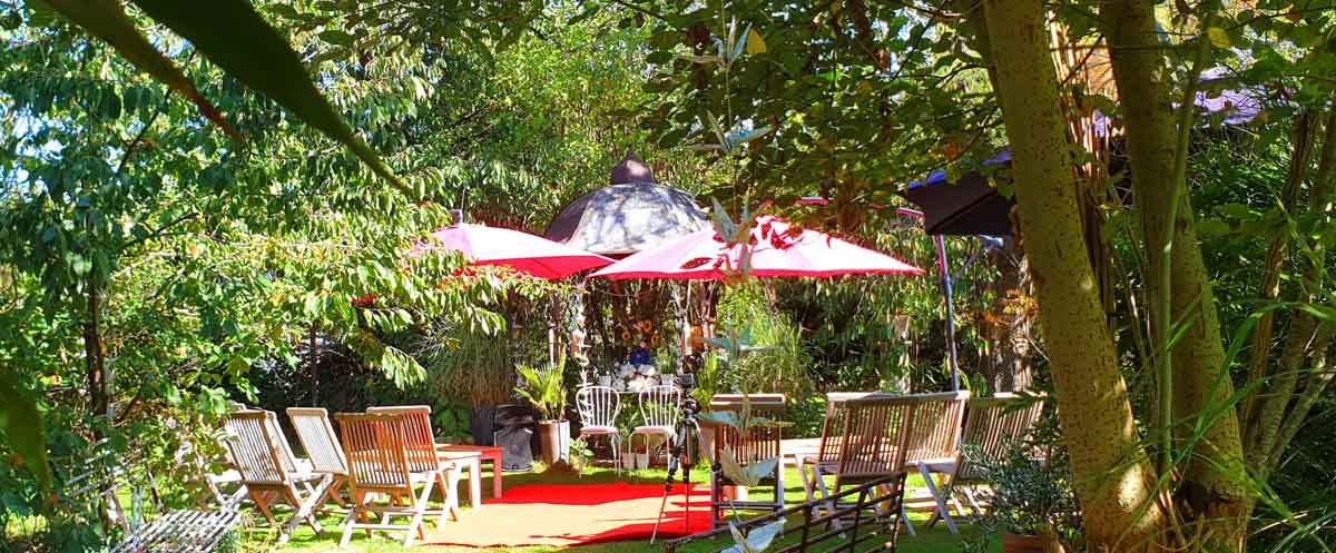 Sfeerbeeld van de tuin en feestlocatie van De Letterhoeve